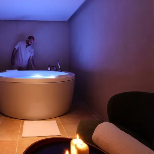 Relax para Dos: 60 Minutos de Masaje y Jacuzzi Privado con copa de Cava y dulces